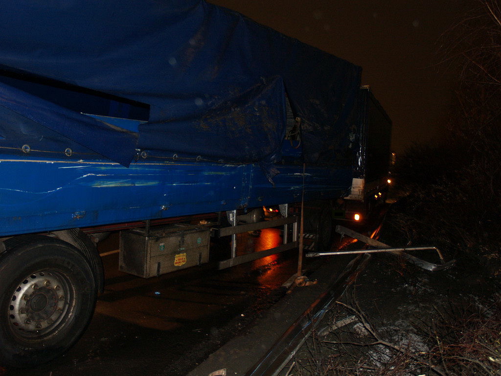 LKW Anhaenger umgekippt Koeln Niehl Geestemuenderstr Industriestr P73.JPG